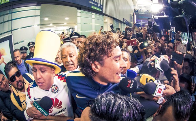 El caótico recibimiento a Guillermo Ochoa en su retorno a México