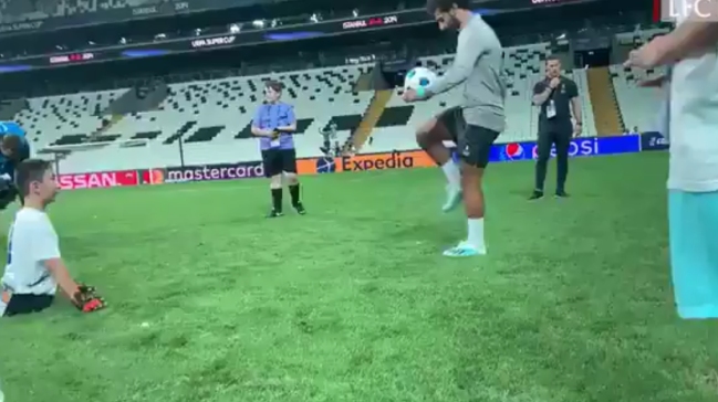Mohamed Salah lo hizo de nuevo: Ahora peloteó con un niño sin piernas