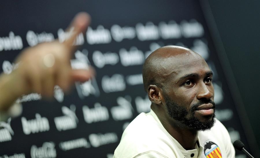 Clubes de la liga española siguen presentando fichajes