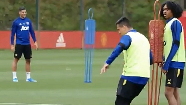 Alexis Sánchez participó en la práctica del primer equipo de Manchester United