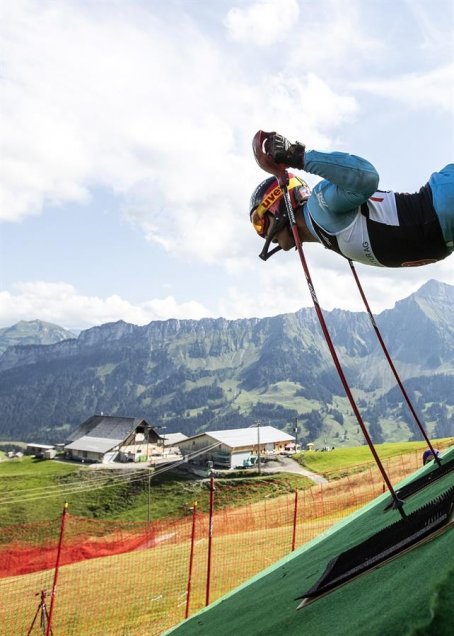 Esquiando sobre pasto: En Suiza se desarrolla el Mundial de Grasski
