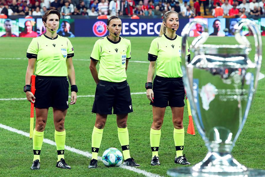 La histórica actuación de Stéphanie Frappart en la final de la Supercopa de Europa