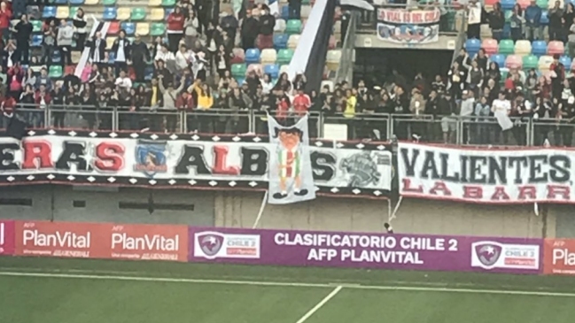 Barra de Colo Colo desató polémica al burlarse de Palestino con un lienzo de la “Chilindrina”