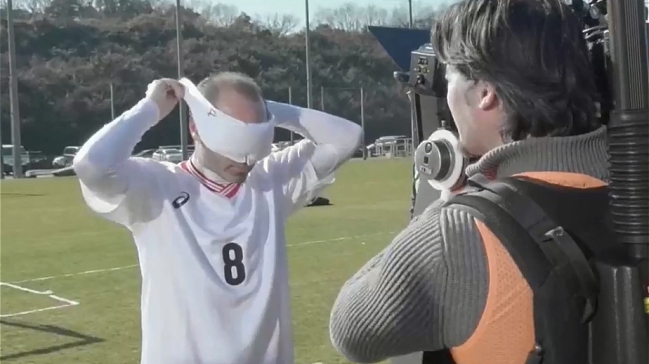 Andrés Iniesta probó el fútbol para ciegos en un anuncio para los Paralímpicos 2020