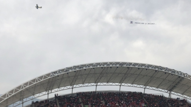 Hinchas de La Calera protestaron por el cambio de insignia con una avioneta en duelo ante la U