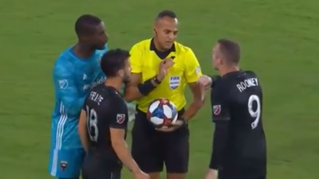 Wayne Rooney golpeó en el rostro a un rival y fue expulsado en la MLS