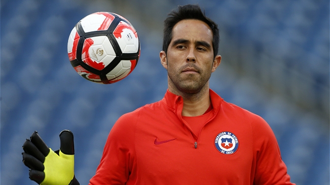 Claudio Bravo fue reservado para los próximos amistosos de la Roja, según medio nacional