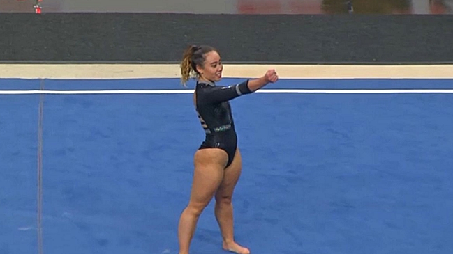 Katelyn Ohashi se lució con una rutina perfecta en suelo durante su estreno profesional