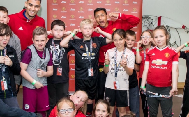 Los mensajes que Alexis dejó tras reunirse con niños de la Fundación del United