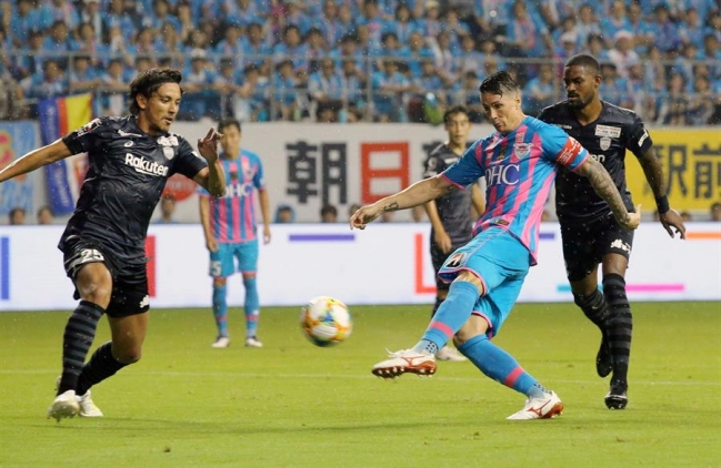 Iniesta amargó la despedida de Fernando Torres del fútbol profesional