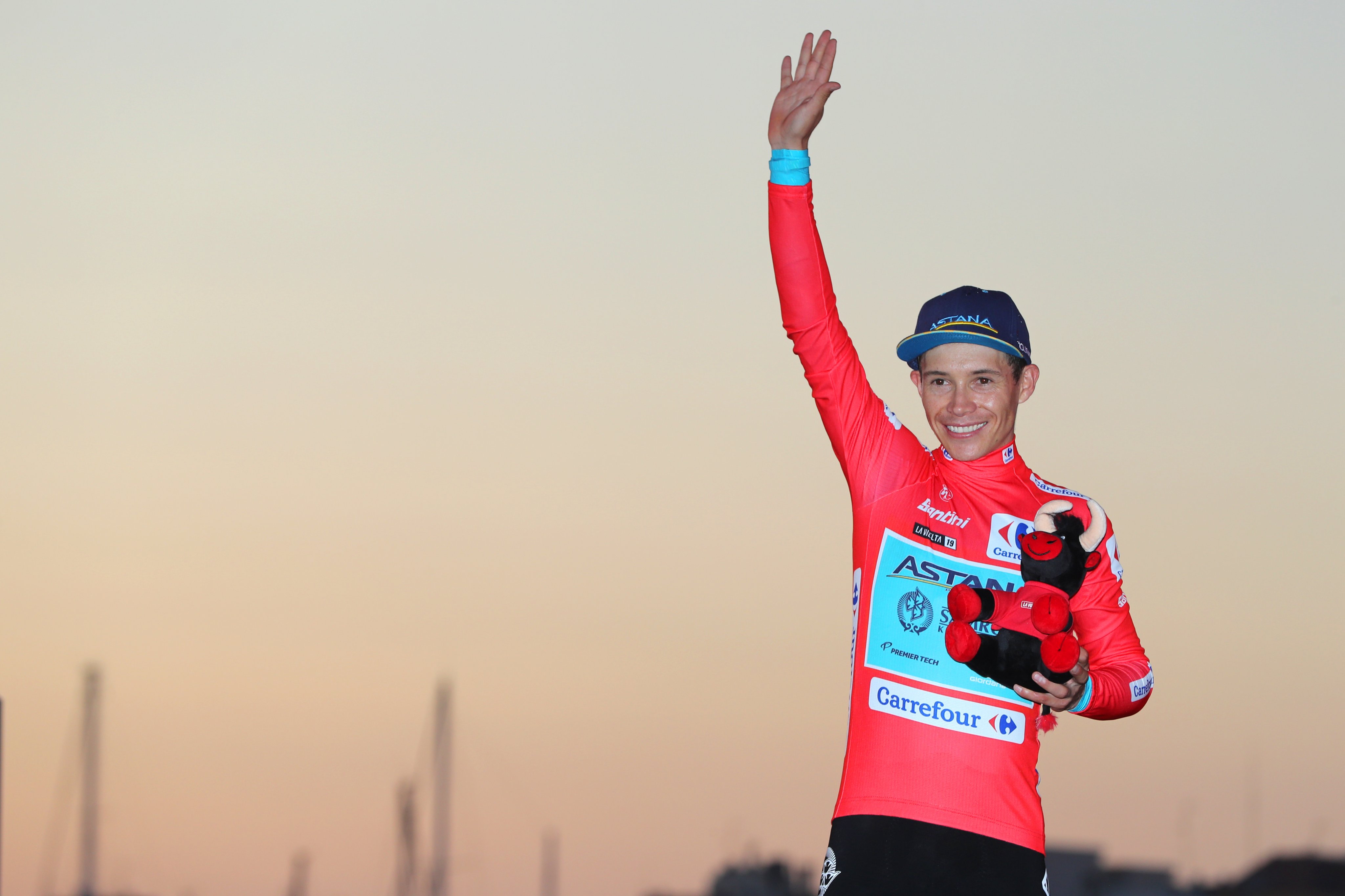 El colombiano Miguel Angel López se convirtió en el primer líder en la Vuelta a España