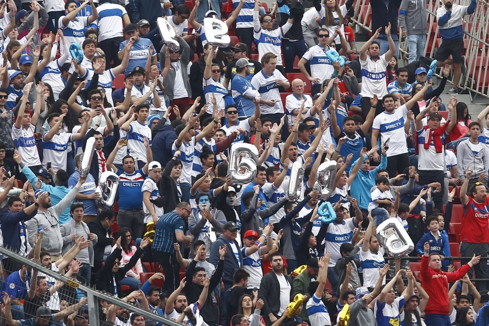 Hinchas de U. Católica llegaron al Estadio Nacional con provocadores globos en forma de B