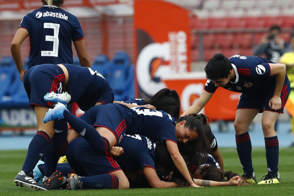 La U celebró ante su gente en el Nacional al superar a la UC en el clásico femenino