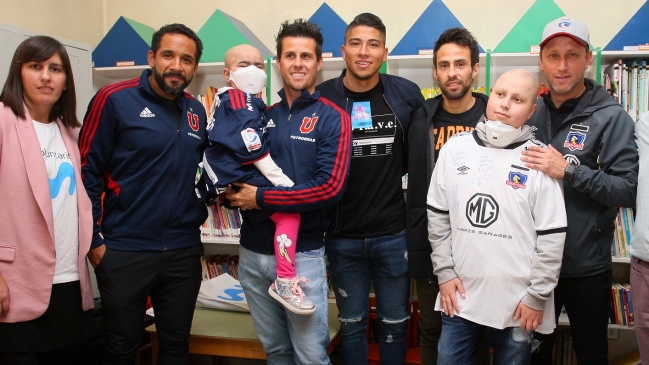 Figuras de Colo Colo y U. de Chile visitaron a niños del Hospital Calvo Mackenna