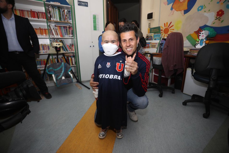 Jorge Valdivia y Jean Beausejour entregaron batas de Colo Colo y la U a niños del “Calvo Mackenna”