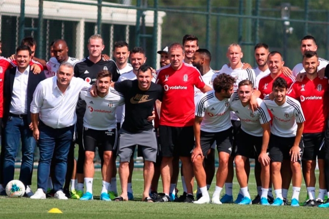 Gary Medel se despidió de sus compañeros y alista su arribo a Bologna