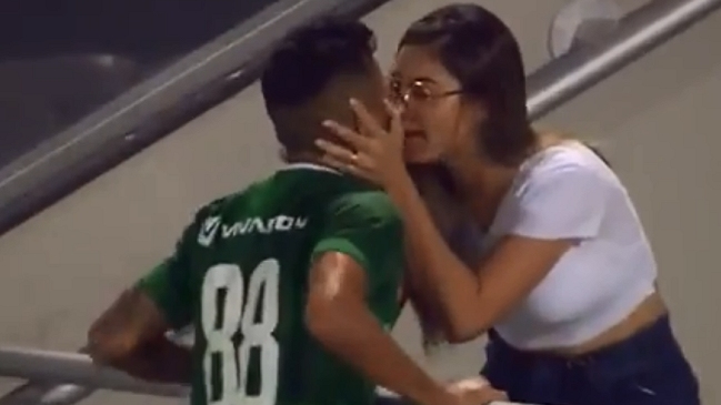 Jugador de Ludogorets celebró su gol con un beso a su mujer sin notar que fue anulado