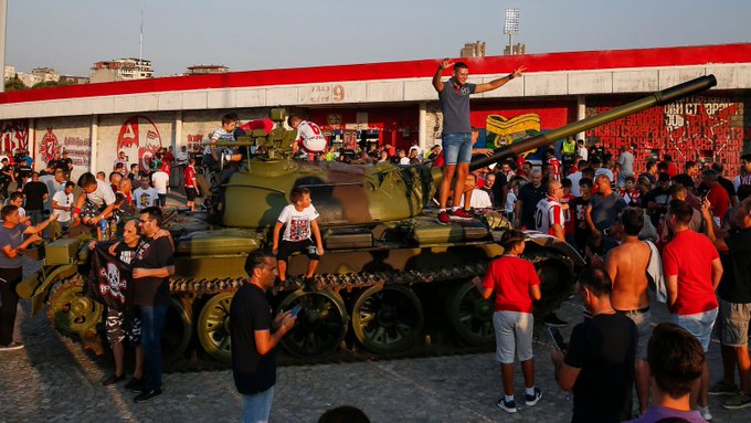 “Ultras” de Estrella Roja llevaron un tanque a las afueras del estadio para duelo de Champions