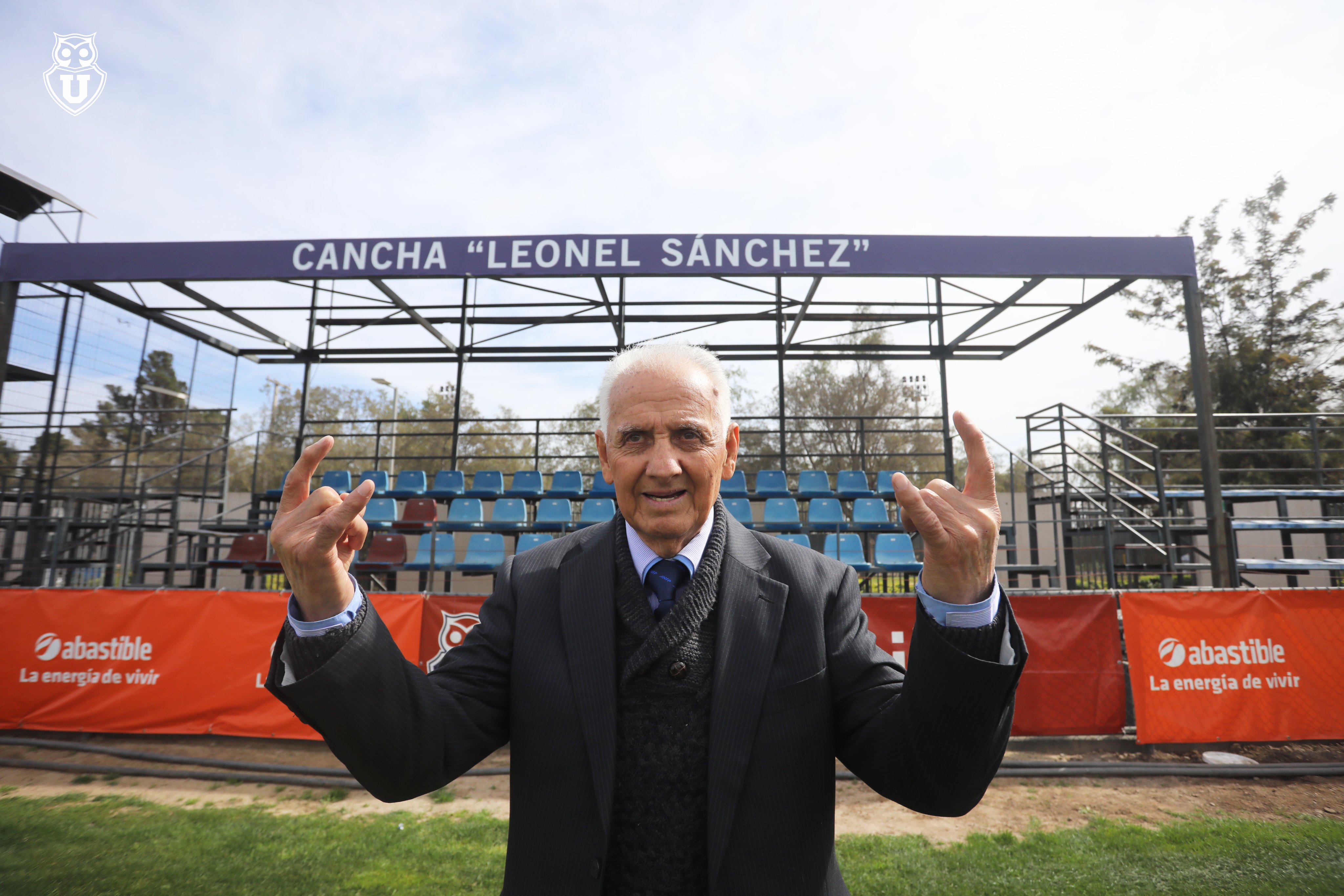 Cancha principal del Centro Deportivo Azul llevará el nombre de Leonel Sánchez