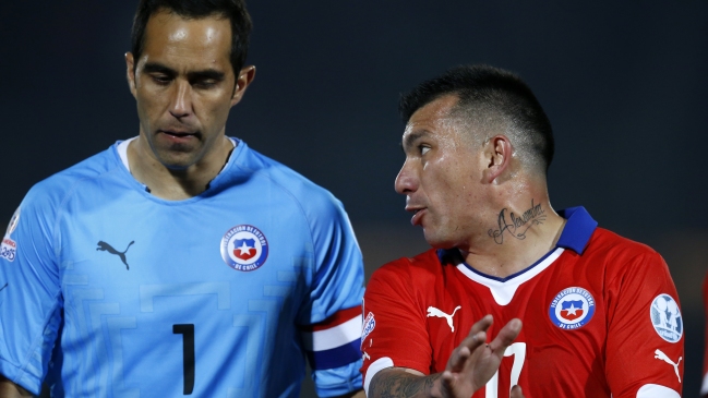 Los llamativos “likes” de Gary Medel en posteos sobre Claudio Bravo