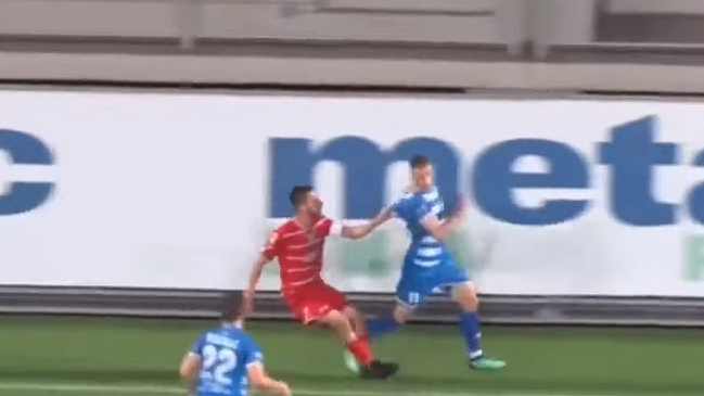 Futbolista de Metalac serbio hizo un gol mientras un rival estaba en el piso y desató una gresca