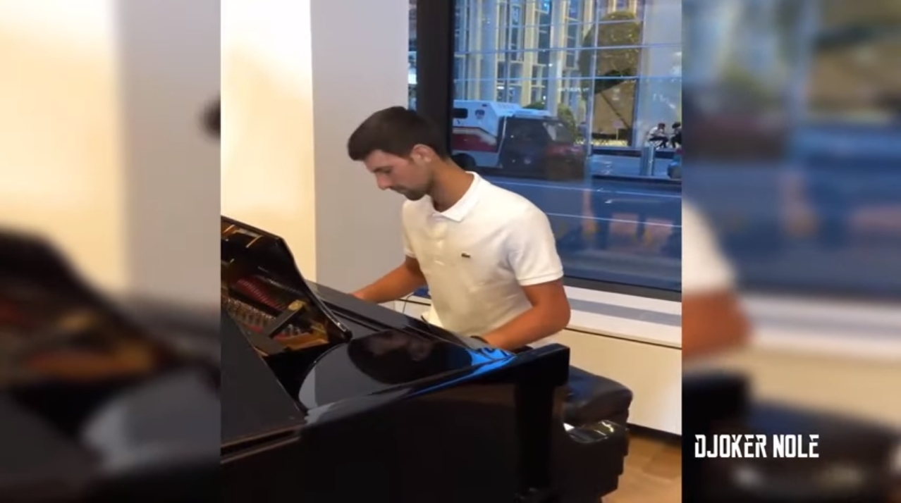 Djokovic las hace todas: Se sentó al piano y tocó “We are the Champions” de Queen
