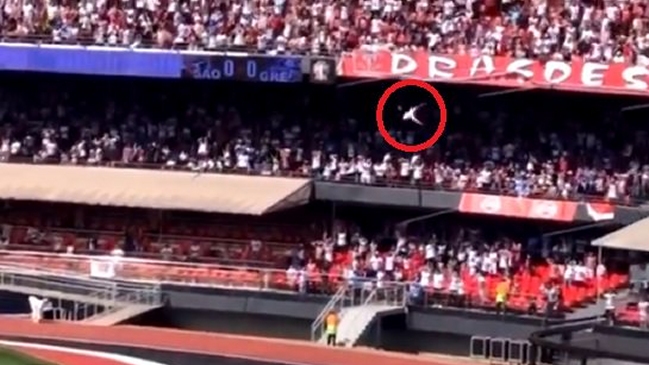 Hincha de Sao Paulo sufrió una estrepitosa caída desde la tribuna más alta del Estadio Morumbi