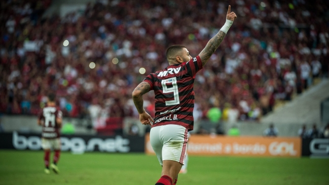 Flamengo goleó a Palmeiras y alcanzó a Santos en la cima del Brasileirao