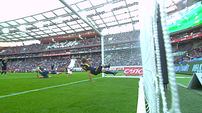 La genial acción defensiva de zaguero de Rostov para impedir un gol en la liga rusa
