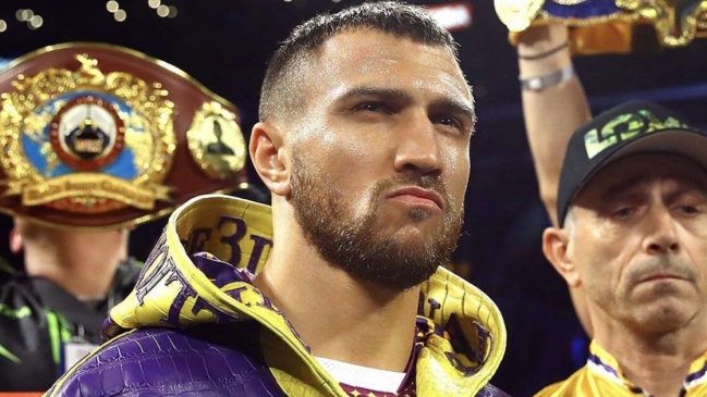 Vasily Lomachenko derrotó a Luke Campbell y unificó los cinturones de peso ligero