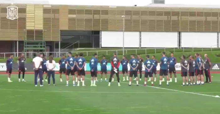 La selección española realizó un emotivo minuto de silencio en memoria de la hija de Luis Enrique
