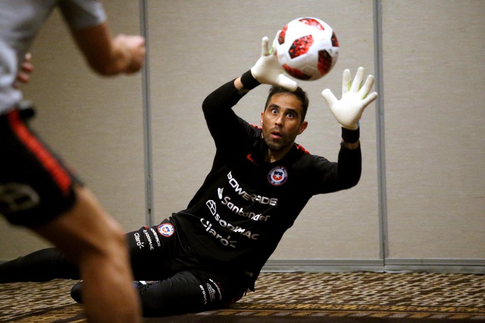 Claudio Bravo comandó los trabajos de la Roja este lunes en Los Angeles