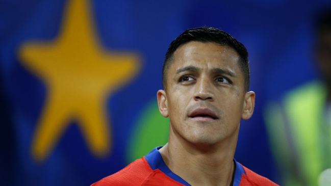 Alexis Sánchez arribó a Los Angeles para sumarse a la selección chilena