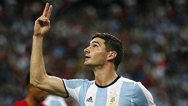 Lucas Alario habló de su “primera vez” contra su compañero Charles Aránguiz