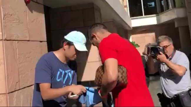 Claudio Bravo hizo feliz a un hincha de Manchester City en el hotel de la Roja