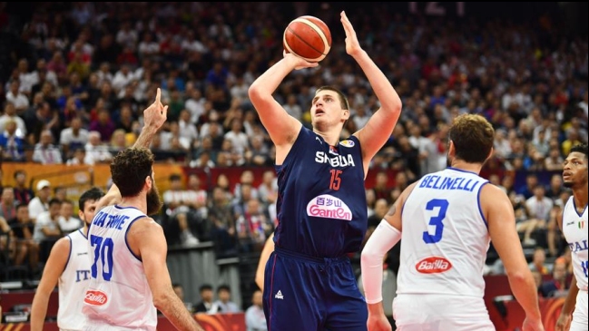 Serbia impuso su poderío ante Italia y avanzó como líder de grupo en el Mundial