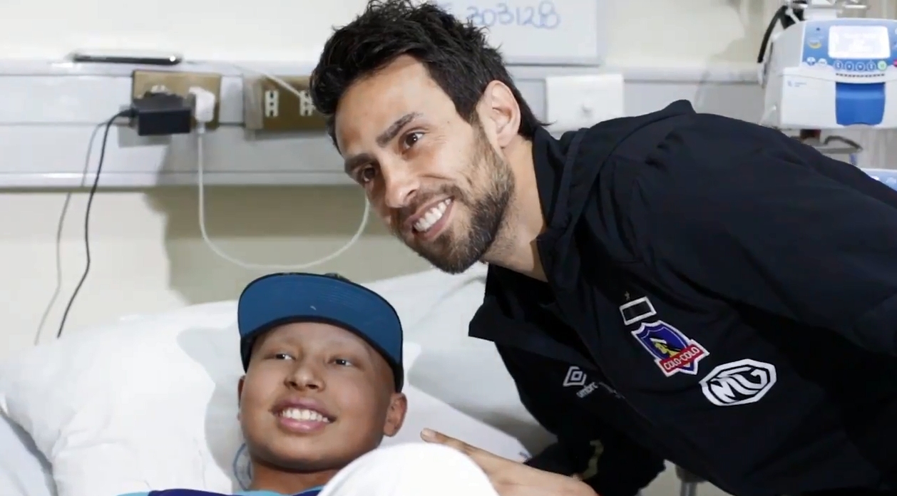 Jorge Valdivia y Luis Mena llevaron batas de Colo Colo a niños del hospital “Calvo Mackenna”