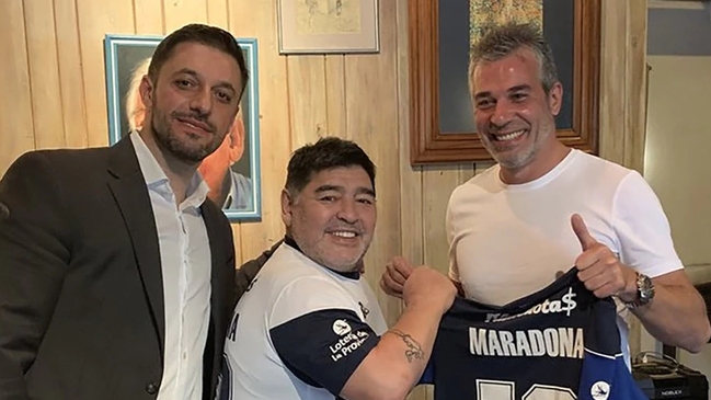 Hinchas de Gimnasia le dedicaron un pegajoso cántico a Estudiantes tras la llegada de Maradona