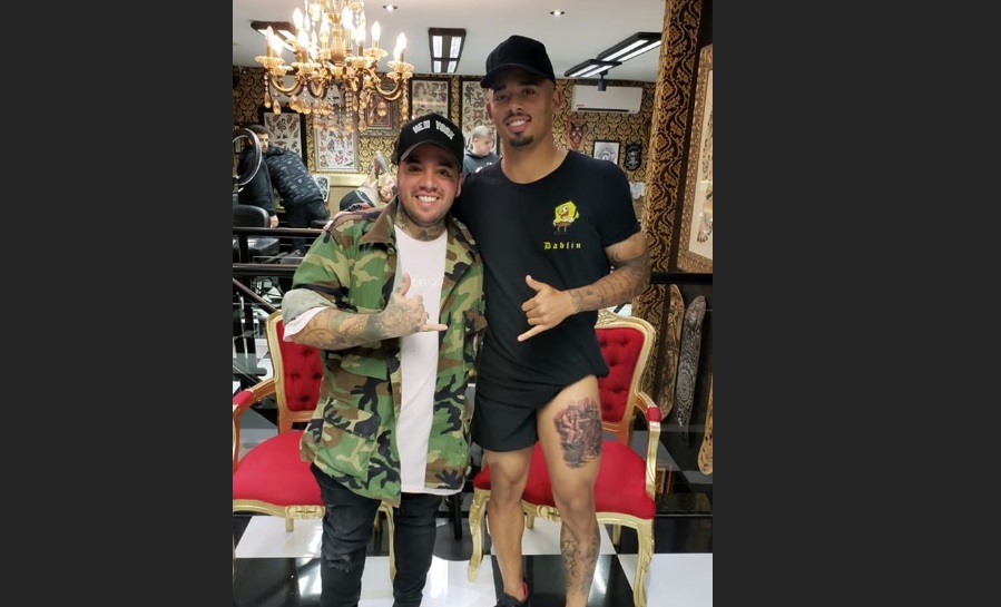 Gabriel Jesús exhibió su tatuaje con personajes de “Chespirito”