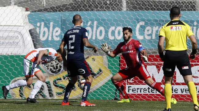 César Villagra se anticipó a los centrales de la U y puso en ventaja a Cobresal