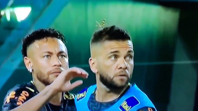 Neymar espantó un insecto de la cabeza de Dani Alves