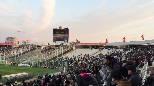 Carabineros lanzó gas lacrimógeno durante el partido entre Colo Colo y Everton