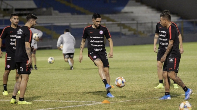 Claudio Bravo lideró la primera práctica de la Roja en Honduras