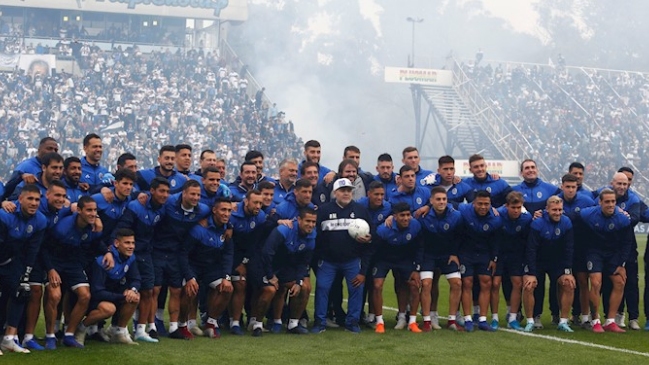 Una multitud ovacionó a Diego Maradona en su presentación como DT de Gimnasia y Esgrima