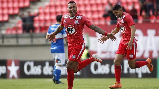 Juan Leiva aprovechó un error de Cristopher Toselli para golpear a Universidad Católica