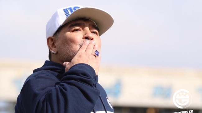 Diego Maradona en su presentación con Gimnasia: Vamos a trabajar, pero no soy mago