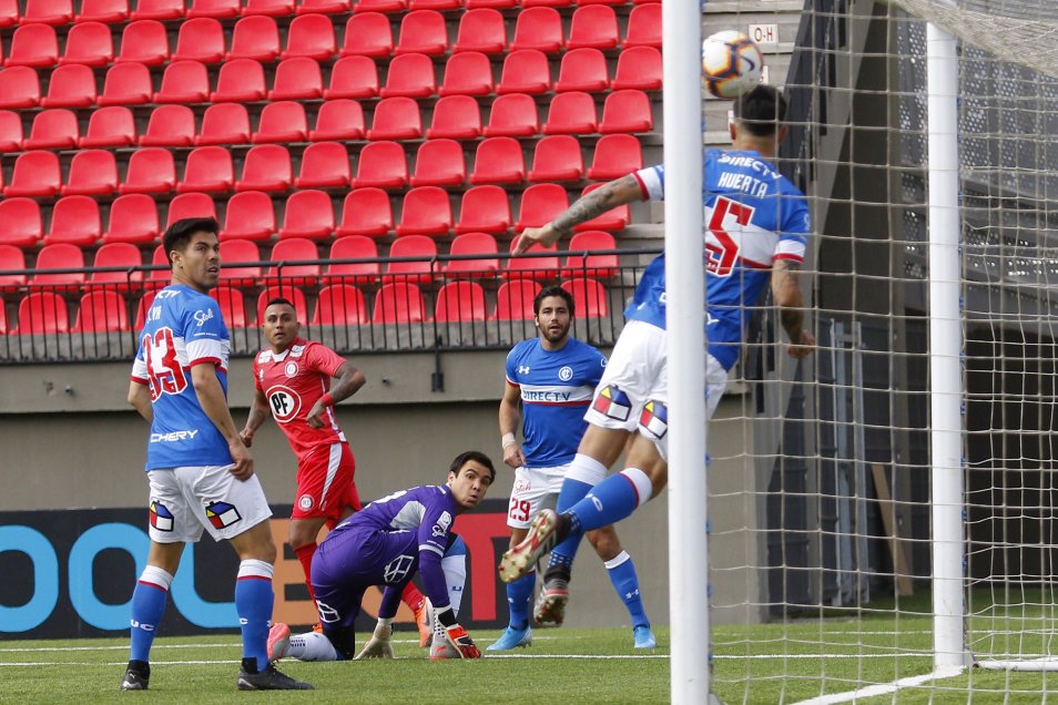 Universidad Católica se inclinó ante Unión La Calera en un accidentado duelo por Copa Chile