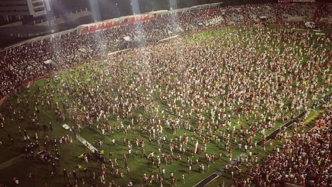 La espectacular invasión de los hinchas de Náutico tras su ascenso a la Serie B en Brasil