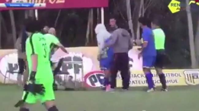 Duelo de fútbol amateur terminó con brutal agresión a un árbitro
