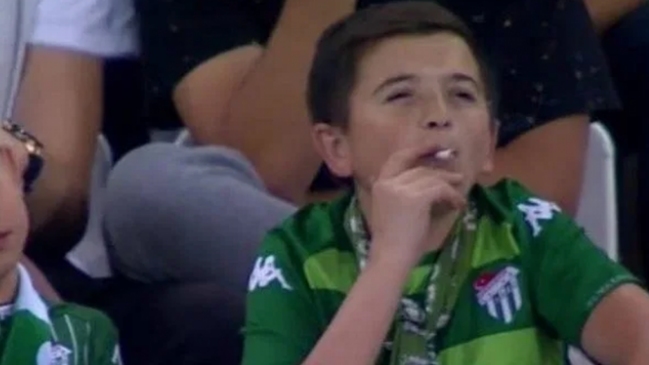 ¿Un niño fumando? La imagen que causó revuelo durante el duelo de Fenerbahce de Isla en Turquía